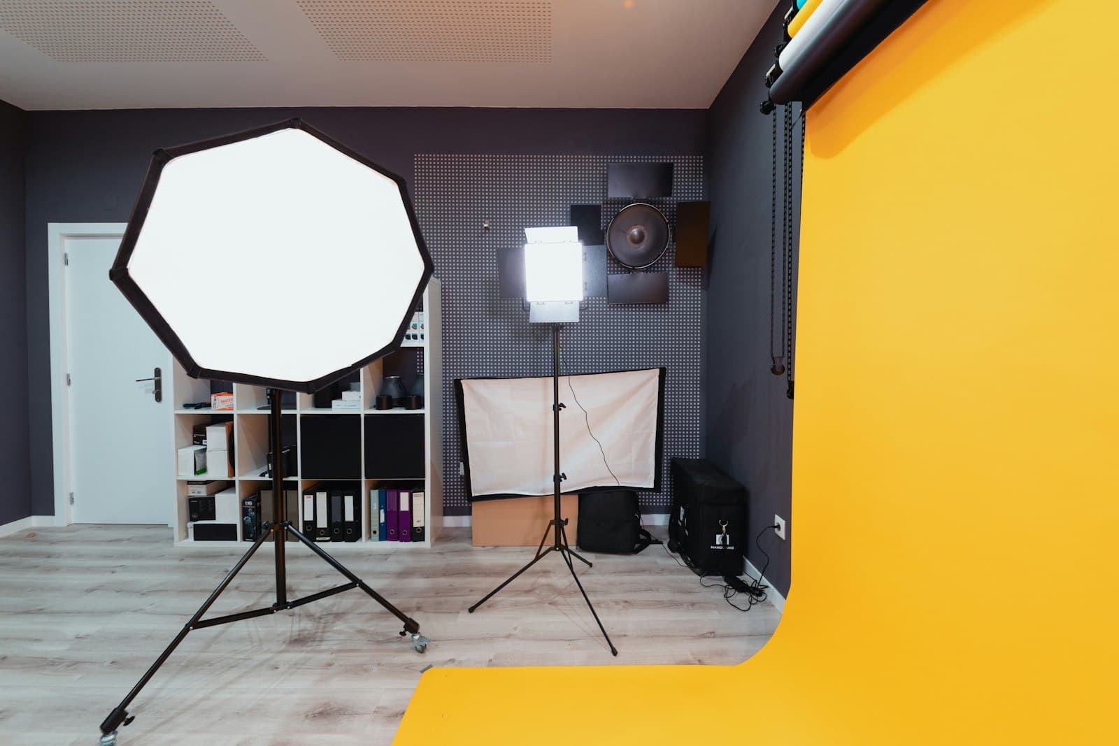 De studio met een achthoekige softbox, een ledlamp en geel achtergrondpapier